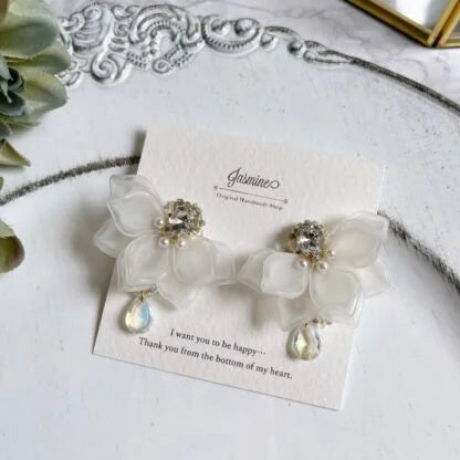 人気商品 ブライダルにも◎ 上品 きれいめ ピアス / イヤリング fiore【frost】ハーフフラワー×雫ピアス | JASMINE ハンドメイドアクセサリー 三重