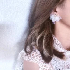 人気商品 ブライダルにも◎ 上品 きれいめ ピアス / イヤリング fiore【frost】ハーフフラワー×雫ピアス | JASMINE ハンドメイドアクセサリー 三重